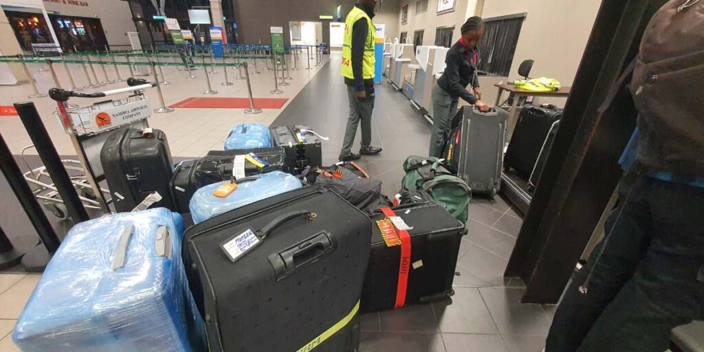 Unsere beiden Koffer samt Rucksack zusammen mit dem Gepäck der anderen Passagiere.