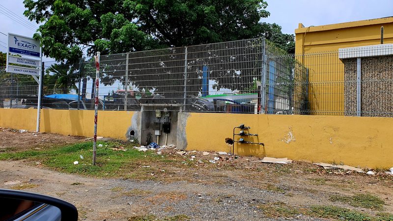 Gewerbegebiet mit Zaun auf Curaçao