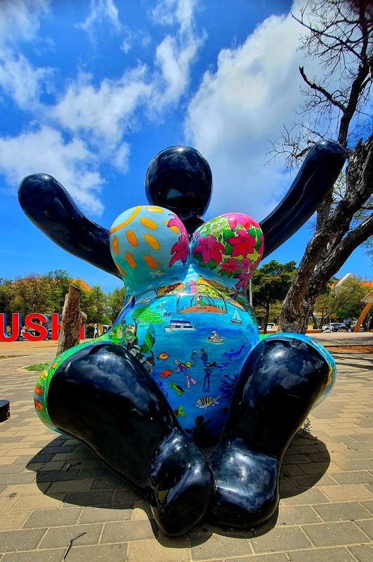 Bunte Kunstskulptur auf Curaçao