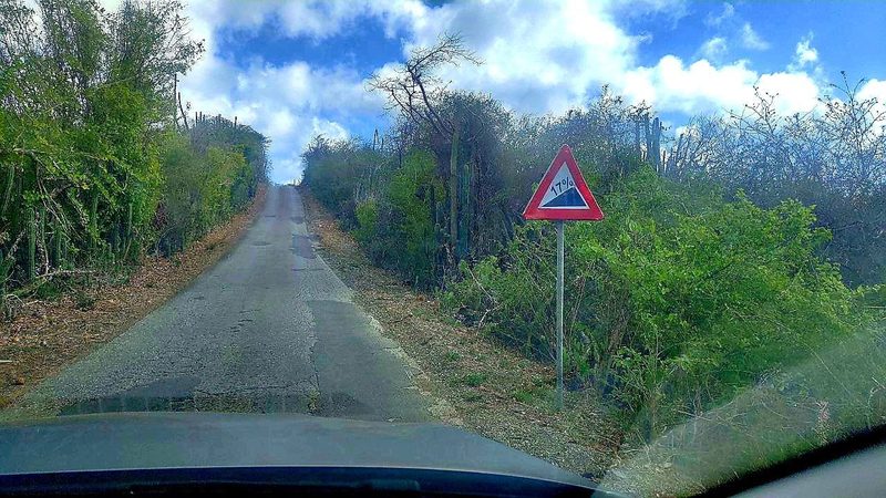 Straße mit Steigungs-Hinweisschild Curaçao