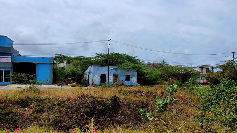 Verfallenes Gebäude mit Graffiti auf Curaçao